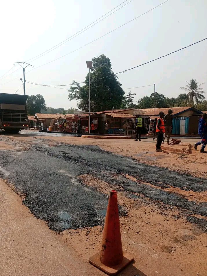 Centrafrique : PK10–PK12, embouteillages quotidiens et colère des usagers face à la lenteur du bitumage Travaux de pose de l'enrobé sur l'axe Pk10 - Pk12