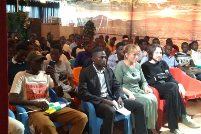 images dialogue entre les etudiants russes et centrafricains