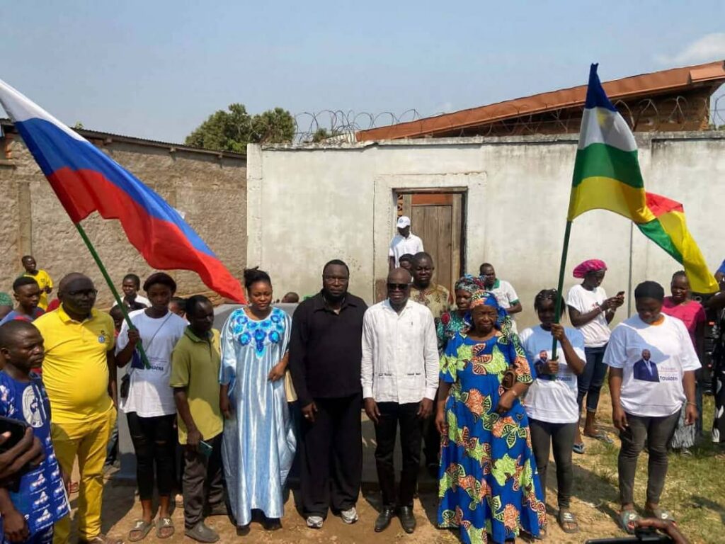 Centrafrique : la mission russe remet un point d’eau potable au quartier Poto-Poto à Bégoua photo de famille innauguration point d'eau