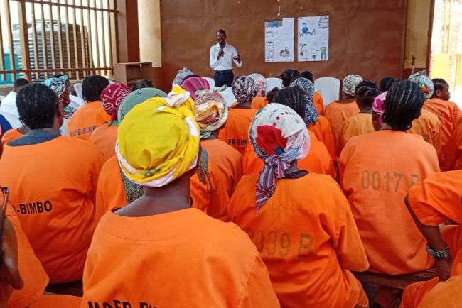 image detenus femmes bimbo