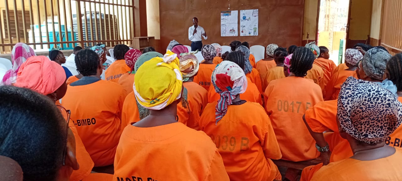 image detenus femmes bimbo