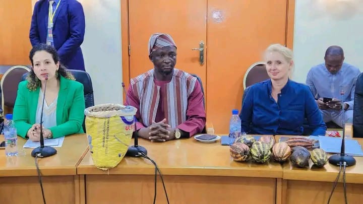 Centrafrique : la filière cacao amorce sa transformation locale image cacao pannel avec le ministre