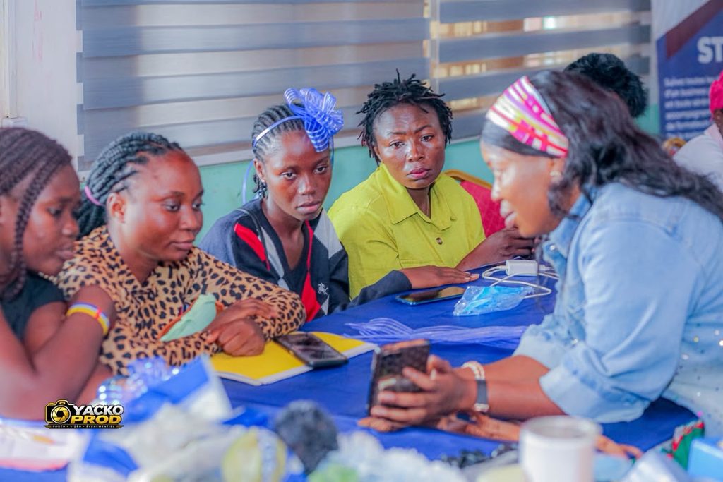 Centrafrique : CZ Empire forme 20 jeunes filles à la conception de bouquets de fleurs et de cadeaux surprises fafeca2