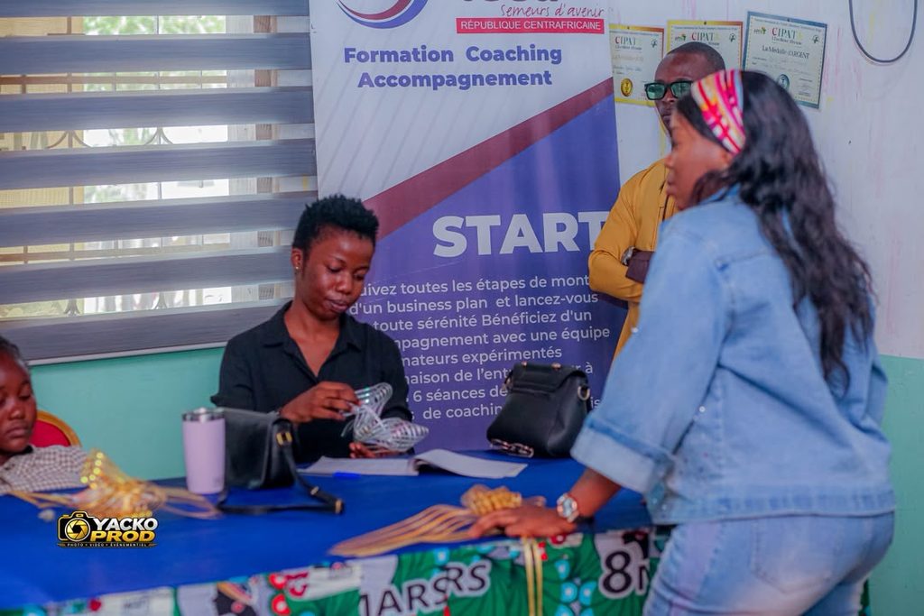 Centrafrique : CZ Empire forme 20 jeunes filles à la conception de bouquets de fleurs et de cadeaux surprises fafeca4